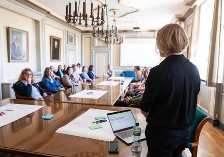 Präsentation und Austausch im historischen Tagungsraum.