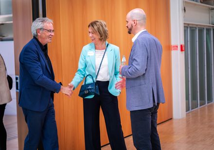 Zwei Männer und eine Frau im Gespräch.