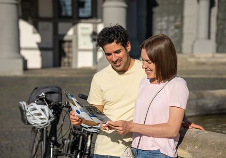 Radfahrer*innen mit Radbroschüre in Paderborn