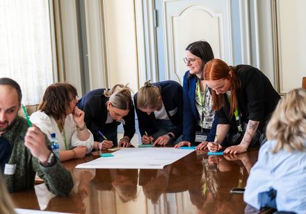 Kreative Teamarbeit beim gemeinsamen Brainstorming.