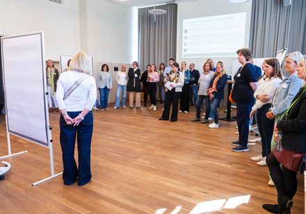 Workshop mit Gruppenarbeit in moderner Seminarumgebung.