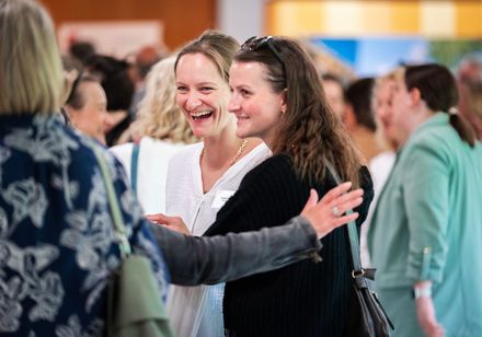 Zwei Frauen auf einer Veranstaltung