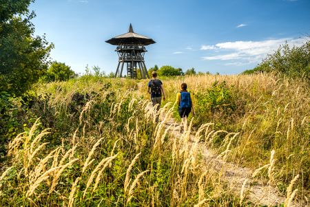 Zwei Personen gehen zum Eggeturm beim Preußischen Velmerstot