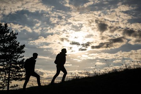 Wanderer im Sonnenuntergang auf dem Schmetterlingspfad bei Willebadessen