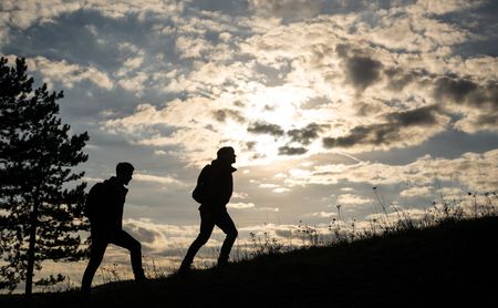 Wanderer im Sonnenuntergang auf dem Schmetterlingspfad bei Willebadessen