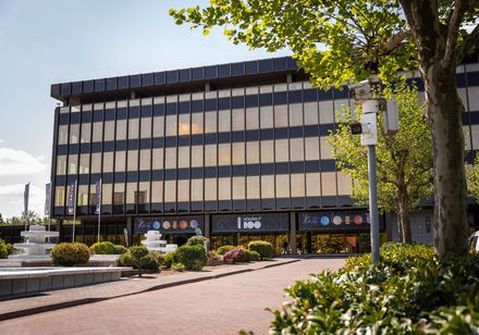Außenansicht Heinz Nixdorf MuseumsForum, rechts Baum
