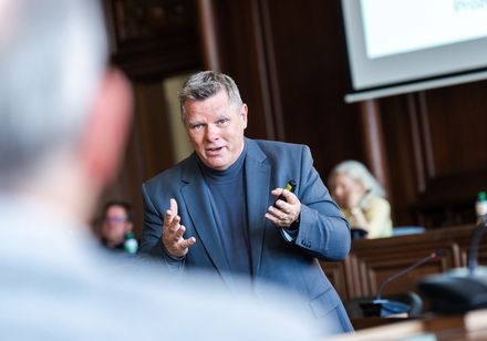 Redner in historischer Kulisse
