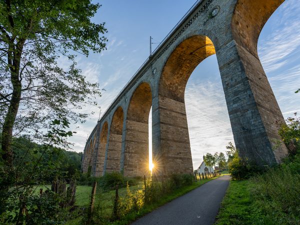 Altenbeken-Viadukt-Teutoburger-Wald-Tourismus-Patrick-Gawandtka-003-CC-BY-SA.jpg Blick von unten nach oben auf das Viadukt Altenbeken