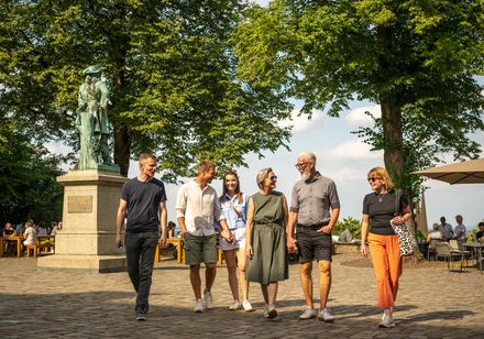 Eine Gruppe schlendert über den Innenhof der Sparrenburg in Bielefeld