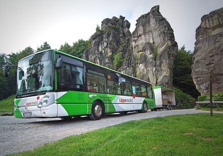 Naturparkbus bei den Externsteinen