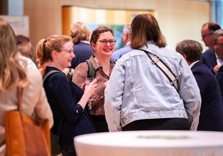 Drei Teilnehmerinnen einer Veranstaltung im Gespräch