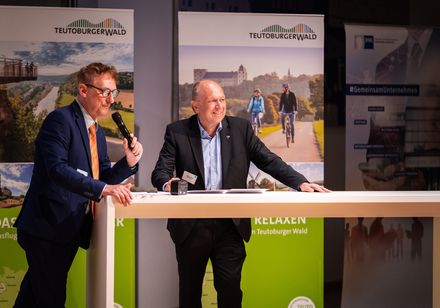 Ein Moderator im Gespräch mit einem Mann