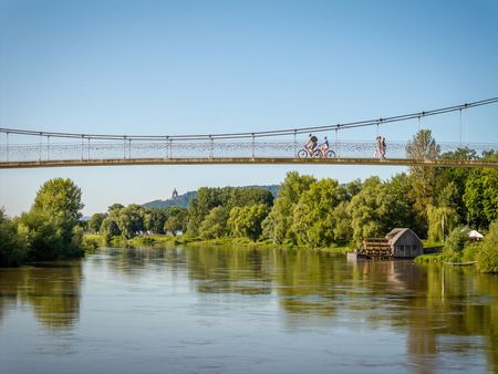 Radfahrer auf der Glacisbrücke in Minden vor der Schiffsmühle