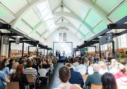 Das Bild zeigt die moderne, mit Zuschauern voll besetzte Markthalle Herford während eines Events.