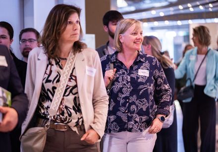 Zwei Frauen in einer Museumsatmosphäre, deren Blick nach rechts gerichtet ist.