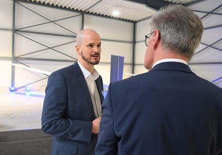 Das Bild zeigt zwei Menschen im Gespräch.