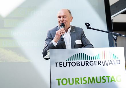 Ein Mann hält eine Rede auf einem Event.