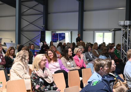 Seitlicher Blick in einen Zuschauerraum