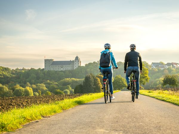 Fahrradfahrer vor der Wewelsburg