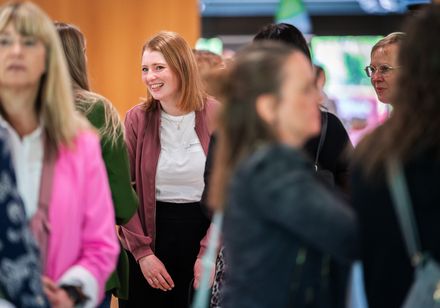 Eine Frau im Gespräch auf einer Veranstaltung