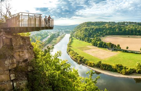 Illustration für Tourismusstrategie - Zwei Personen beim Weser-Skywalk, rechts Weserlandschaft