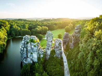 Felsenformation der Externsteine bei Horn-Bad Meinberg im Teutoburger Wald, umgeben von dichtem Wald.