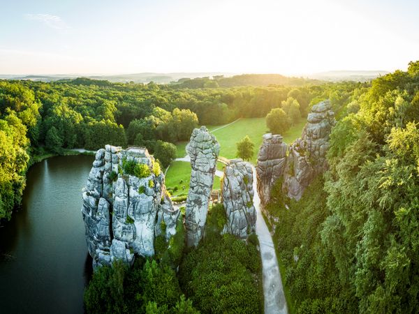 Felsenformation der Externsteine bei Horn-Bad Meinberg im Teutoburger Wald, umgeben von dichtem Wald.
