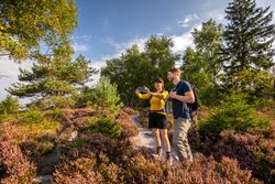 Zwei Wanderer machen ein Selfie in der Natur.