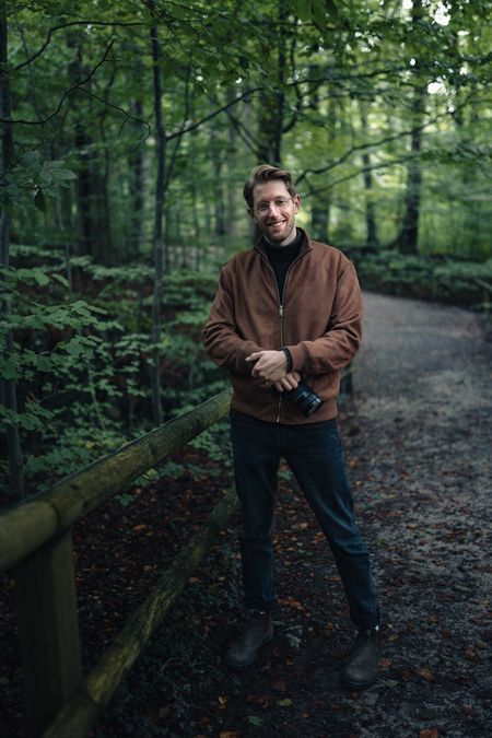 Joris mit Wald im Hintergrund