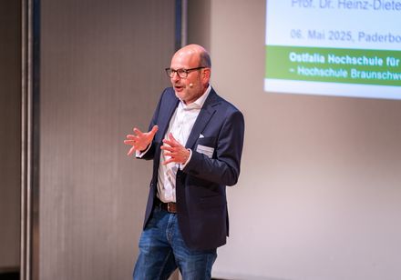 Ein Mann hält einen Vortrag.