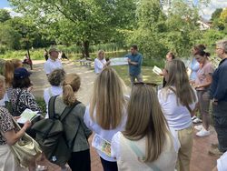 Eine Gruppe nimmt an einer Führung teil.