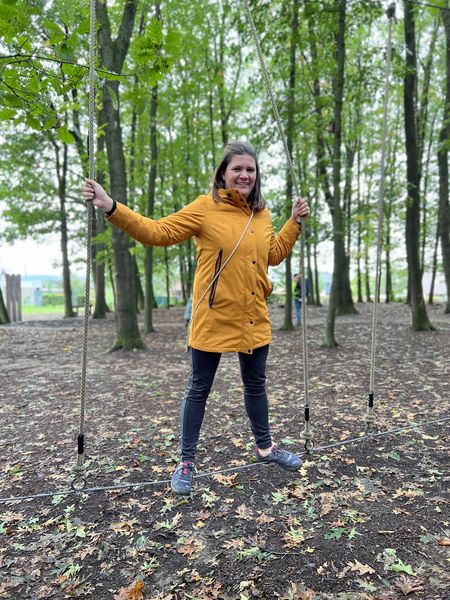 Nicole im Wald auf einem Seil 