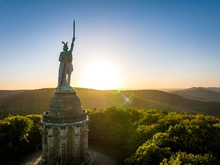 Das Hermannsdenkmal im Abendlicht - Illustration zu Strategie & Marke Teutoburger Wald