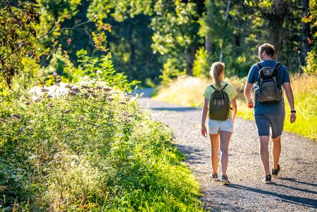 Ein Pärchen beim Wandern auf dem Tönsberg bei Oerlinghausen im Teutoburger Wald
