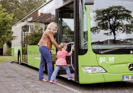 Personen steigen in einen Bus ein