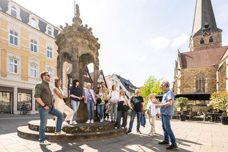Eine Gruppe bei einer Stadtführung in Herford im Teutoburger Wald