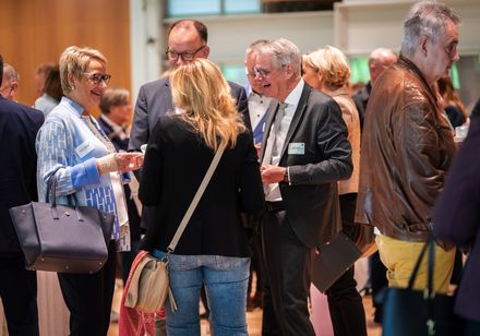 Zwei Frauen und zwei Männer im Gespräch auf einer Veranstaltung