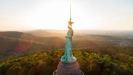 Sonnenuntergang hinter dem Hermannsdenkmal im Teutoburger Wald. Foto: Teutoburger Wald Tourismus, Tourismus NRW e.V. 