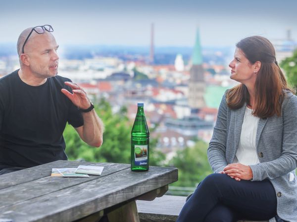 Tobias Valentien vom Teutoburger Wald Tourismus und Saskia Huneke von Carolinen Brunnen besprechen Möglichkeiten zur Kooperation. Foto: Carolinen Brunnen, Sarah Jonek