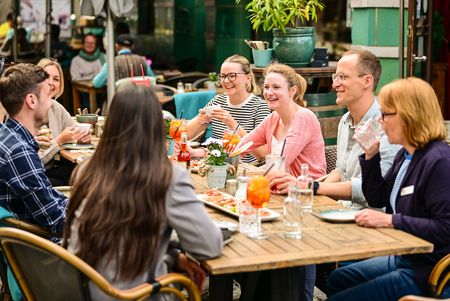 Eine Gruppe bei einem Mittagessen in der Bielefelder Innenstadt im Teutoburger Wald