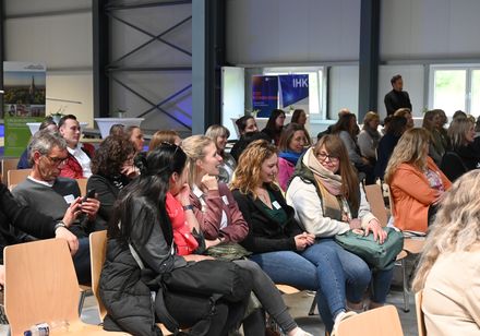 Seitlicher Blick in einen Zuschauerraum