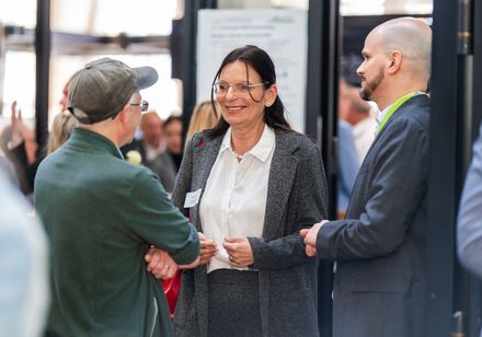 Drei Personen im Gespräch.